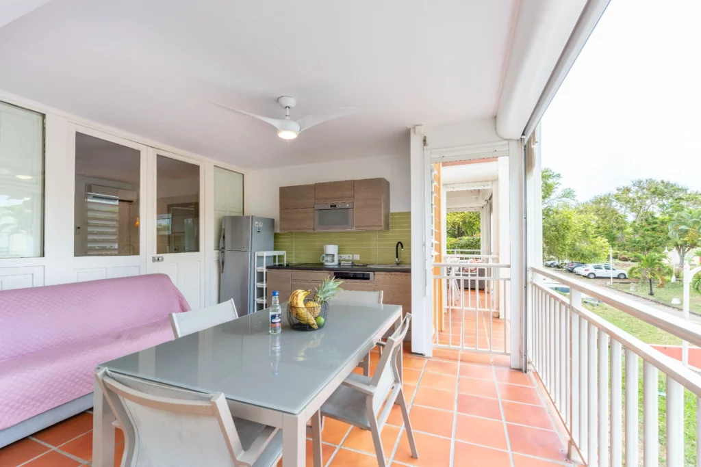 espace-repas-terrasse-couverte-vue-jardin