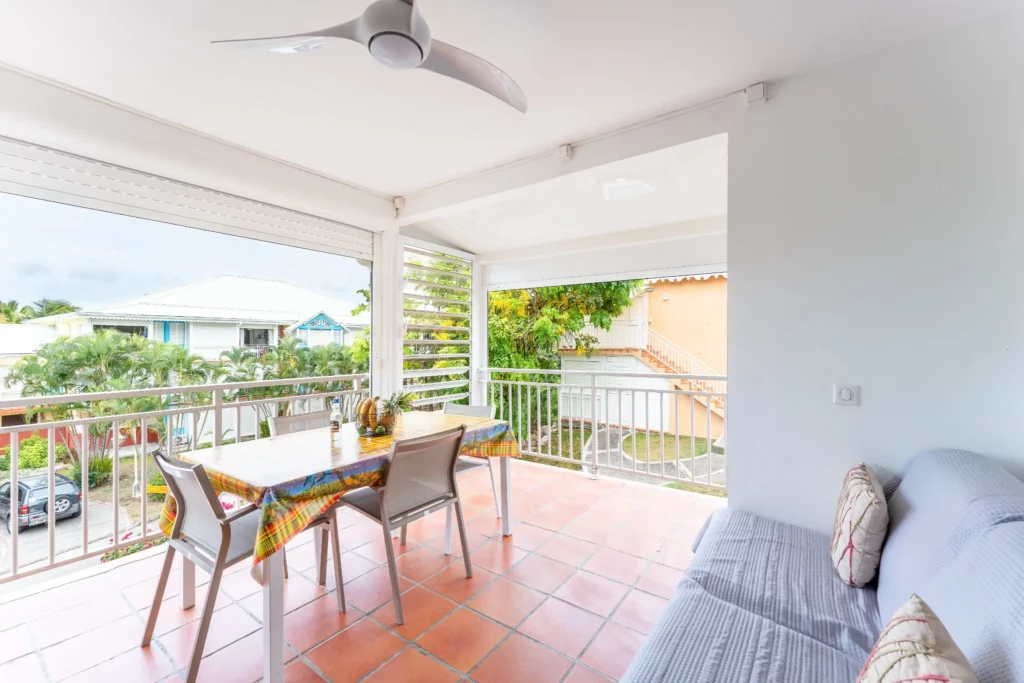 terrasse-ensoleillee-vacances-creoles